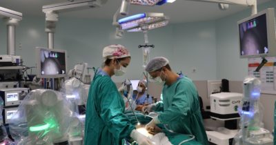 Núcleo de robótica da Unimed Litoral completa dois anos com 432 cirurgias realizadas